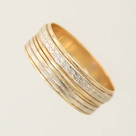 Ring med dekor stl:18½ bredd:7mm vitguldsdetaljer gravyr 18K  Vikt: 4,8 g