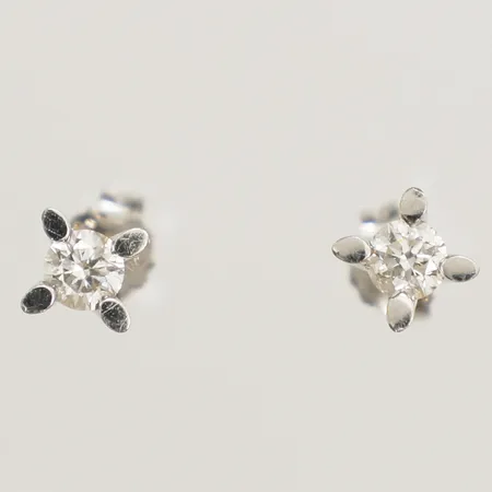 Ett par örhängen med diamanter 2x0,23ct, en diamant indikerar på syntet, ena örhänget skevt, vitguld 14K  Vikt: 1,4 g