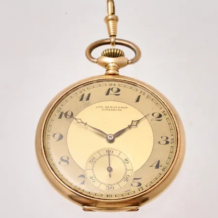 Fickur Edv. Bengtsson Östersund i 14K guld, Ø50mm, manuell, boettnr: 54167297, liten sekundvisare, bruttovikt 65,4g, kedja i metall, personlig gravyr på innerboett.  Skickas med paket.