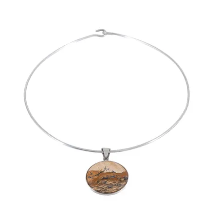 Collier stel halsring och hänge med beige/ljusbrun sten troligen landskapsjaspis, innermått halsring 39,5cm, bredd 2mm. Hängets bredd 30,5mm, längd 42,5mm. Silver 925/1000 bruttovikt 22,6g.   