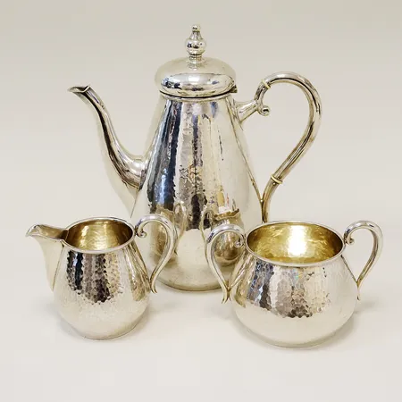 Kaffekanna gräddsnipa och sockerskål,  hamrad dekor, höjder 24cm, 10cm, 9cm, gravyr, bruksrepor,  R.A.CHR, Danmark, silver 830/1000 Vikt: 853,2 g