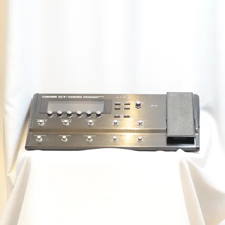 Effektpedal, Guitar Multiple GT-1000 BOSS snr. Z8I5817 med sladd och box, funktionstestad
