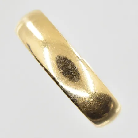 Ring Schalin stl:19¼, bredd 6mm, gravyr, 18K. Vikt: 11 g