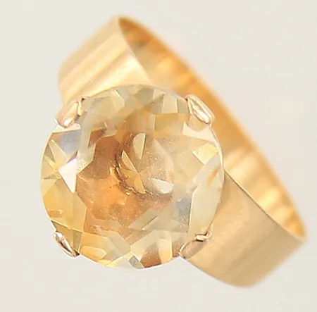 Ring med citrin stl:19 bredd:4-13mm Rahlens Guldsmeds Ab år 1968 Borås, stenens rondist samt fasetter med mindre nagg, sten sitter något löst, 18K  Vikt: 4,6 g