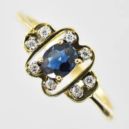 Ring med blå sten samt vita stenar, stl:17¼, bredd 2-8mm, 14K. Vikt: 2,8 g