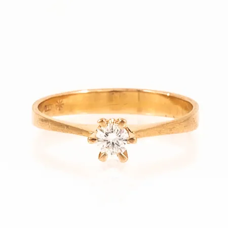 Stjärnring Pallas med en briljantslipad diamant ca 0,15ct Tw/si stl:17 bredd 2,9-4,7mm, 18K 1,8g. 