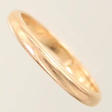 Ring stl:19¼ bredd:3mm gravyr 18K  Vikt: 3,9 g