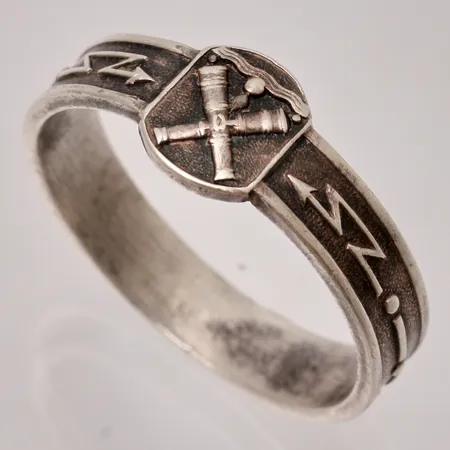 Ring  stl:20¾ bredd 4,8-8,5mm, Arteleriregemente, silver 830/1000, 3,9g.