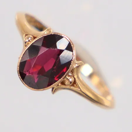 Ring stl. 18½, lila sten, något ojämn skena, 18K Vikt: 1,9 g