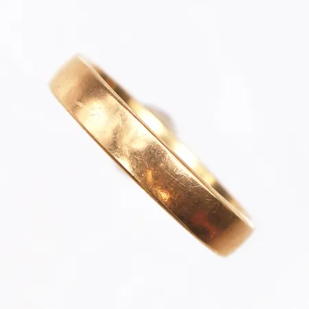 Ring slät, stl:18½, bredd 3,9mm, 18K. Vikt: 4,6 g