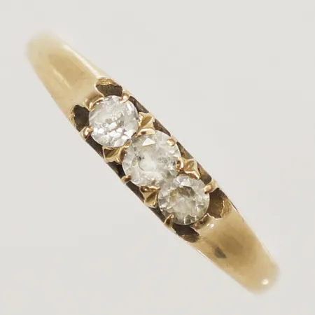 Ring med vita stenar stl:20½ bredd 1,8mm gravyr 18K Vikt: 2,4 g