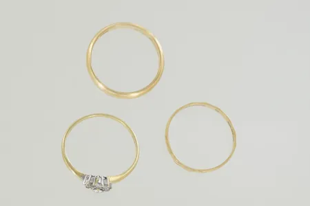 Ringar gravyr/stenar saknas 18K  Vikt: 6,5 g
