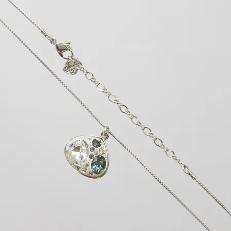 Collier Swarovski med stenar, längd 45cm, hängets längd inkl ögla 23mm, vit metall, inga tillbehör. Vikt: 0 g