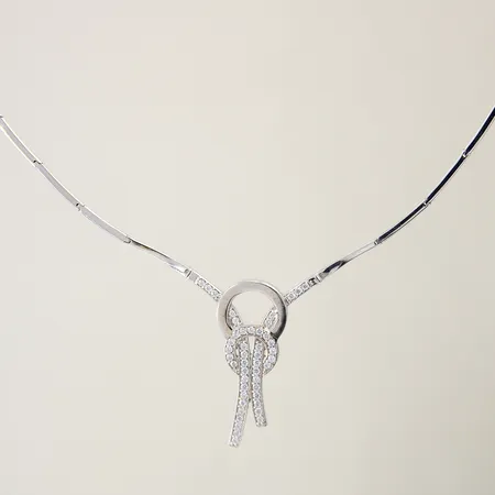Collier halvstelt samt integrerat hänge med vita stenar längd ca 43cm bredd 2mm, hängets mått 35x15mm vitguld, 18K  Vikt: 13,2 g