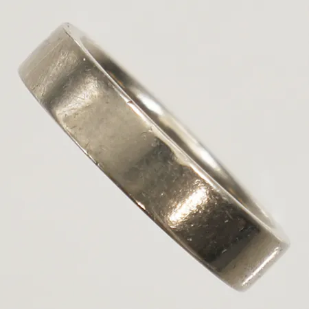 Ring stl:18¾ bredd 4,8mm gravyr vitguld 18K Vikt: 9,1 g