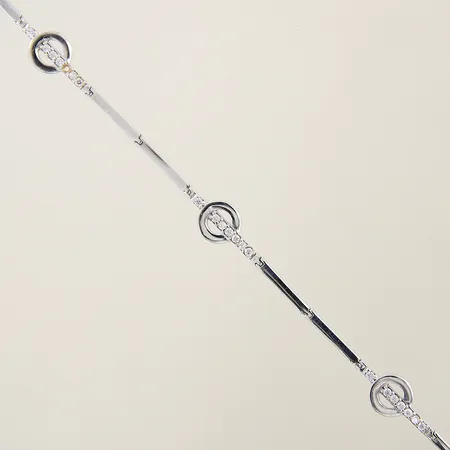 Armband halvstelt med vita stenar längd 19,5cm bredd 2-7mm vitguld, en sten saknas, 18K  Vikt: 5,6 g