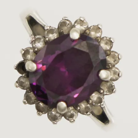 Ring med vita stenar och ametist stl:17 bredd 2,3mm 1 sten saknas GHA 925/1000 silver Vikt: 5 g