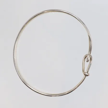 Armband stelt öppningsbart Georg Jensen Vivianna Torun Bülow-Hübe, modell nr: 204, stl M, innermått ca 59mm, bredd: 4-6mm, silver 925/1000, originaletui medföljer Vikt: 16,7 g