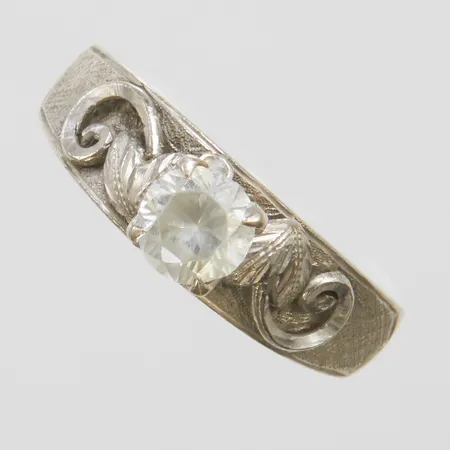 Ring med vit sten stl:20¼, bredd 2,5-7mm, höjd 9mm, vitguld, 14K Vikt: 4,3g Vikt: 4,3 g
