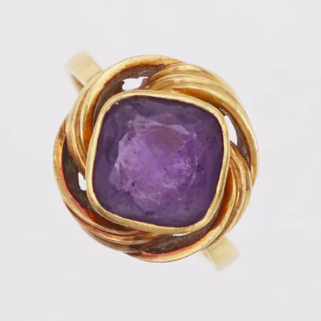 Ring lila sten stl:ca17 bredd 2,6-16mm, bucklig, 18K  Vikt: 8,5 g