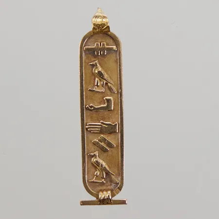 Hänge Egyptiska Hieroglyfer längd 48mm, bredd 3,6-9,9mm 18K  Vikt: 2,9 g