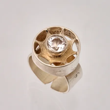 Ring i silver med vit sten, stl:16½, öppen skena, bredd ca 7x16mm, 925/1000, 6,17g. 