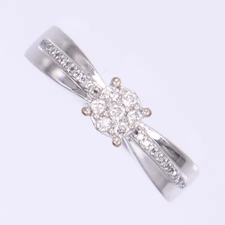 Ring GHA med dia 7 x ca 0,01ct och 22 x ca 0,005ct stl 17¾ bredd 1,5-4mm vitguld 18K Vikt: 3 g