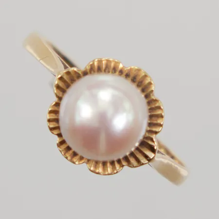 Ring med pärla stl:15¾, bredd 9,5mm, pärla sitter löst, 18K Vikt: 2,5 g