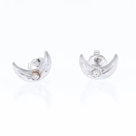 Örhängen halvmånar i 14K vitguld med diamanter 2 x ca 0,005ct. 10 x 7 mm. Vikt 0,7g Vikt: 0,7 g