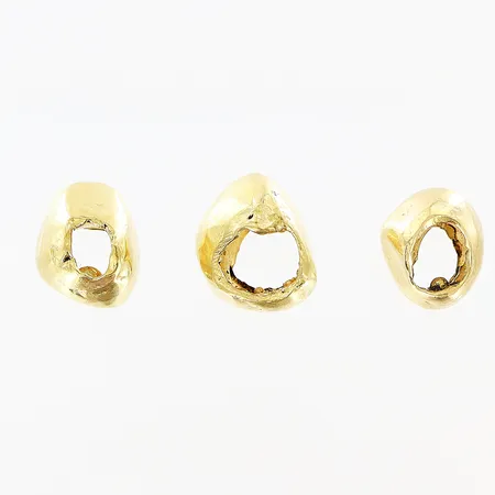 3 bitar guld, skevheter, 18K Vikt: 4,9 g