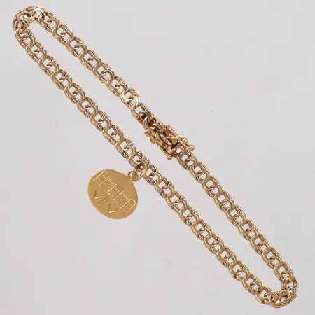 Armband Bismarck längd 19cm, bredd 4,1mm, en berlock med gravyr, kistlås, 18K Vikt: 7,2 g