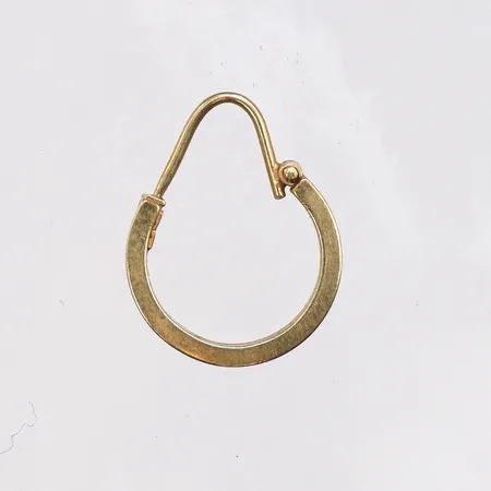 Udda örhänge med mönster, Ø13,2mm, bredd 2,7mm, 14K. Vikt: 0,6 g