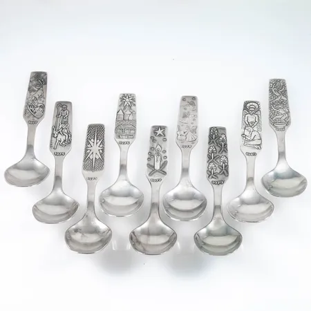 Nio julskedar från MEMA i silver 830/1000. Åren 1971 samt 1974-81. Längd 148 mm. Vikt 244,5g. Repor.