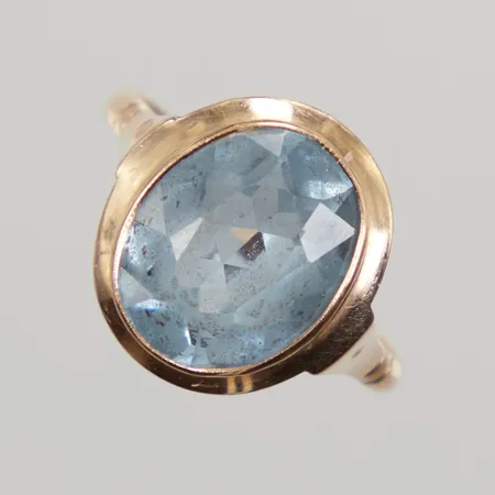 Ring med blå sten stl:17½, bredd 14-2mm, 14K Vikt: 3,1 g