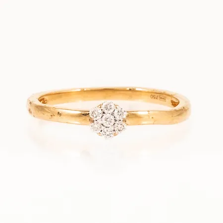 Ring Guldfynd med 7 briljantslipade diamanter totalt ca 0,07ct stl:17 bredd 1,6-4,6mm, skev skena med märken, 18K 1,8g.