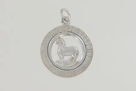 Hänge väduren längd 2,9 cm bredd 2,2 cm, silver 835/1000 Vikt: 2 g