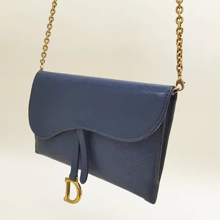 1 Väska, Dior Saddle Wallet Steel Blue Goatskin, beslag i gulmetall, inner pouch, ref: S5614CCEH_M01Z_TU, datumkod: 46-MA-0246, bruksslitage, dustbag, fraktkvitto 2022, dustbag, etiketter, smutsig ytterkartong, inga övriga tillbehör