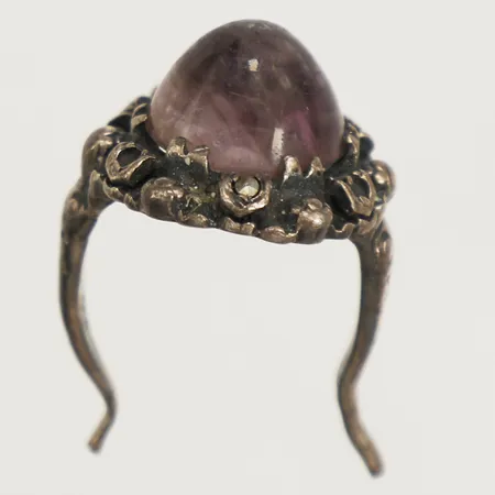 Ring med cabochonslipad ametist defekt silver 835/1000 Vikt: 6,5 g