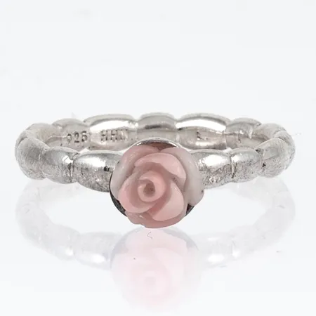 Ring i silver med en ros av korall Ø 6,5 mm. Stl:18¼. Bredd 3,1 mm. Stämplad HHN (Hans Henrik Nygaard) 925. Vikt 3,5g 925/1000.