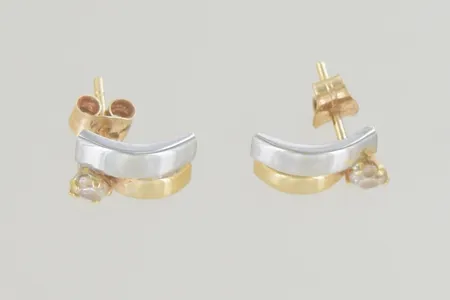 Ett par örhängen med sten höjd 10 mm bredd 6 mm 18K Vikt: 0,9 g