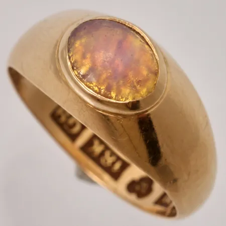 Ring stl:16½ bredd 8x4mm, opal imitation, sliten, mått 7x5mm, 18K, 4,97g. 