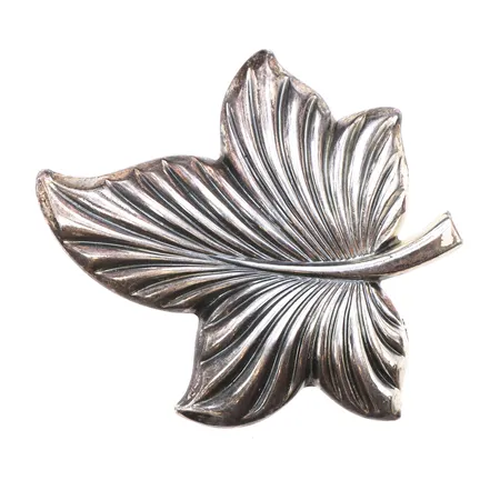 Brosch, längd 37,6mm, bredd 3,4-33mm, 835/1000 silver. Vikt: 3,3 g