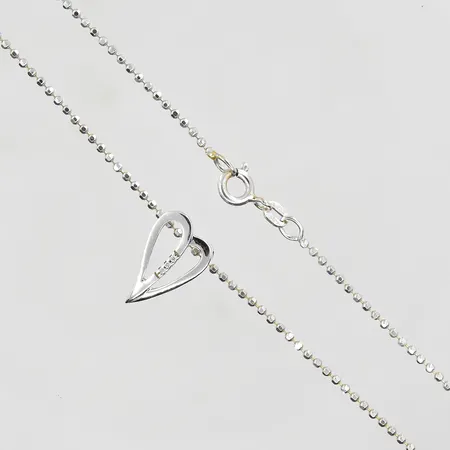 Kedja med hänge längd 40cm, länkens bredd 1mm, vitguld, 18K. Vikt: 4,4 g