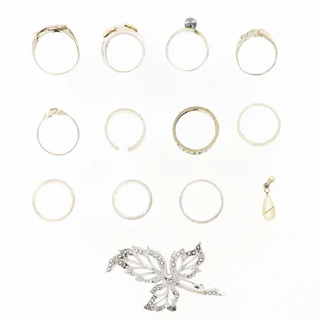 11 ringar, 1 berlock, 1 brosch, allt med defekter, gravyrer, silver 830, 925/1000 Vikt: 40,7 g