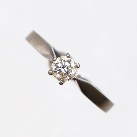 Ring med diamant, stl:18¼, vitguld, 0,03ct, bredd 2,2mm, 18K. Vikt: 2,5 g