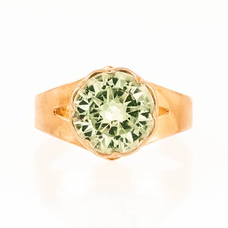 Ring i 18K guld med en härligt gulgrön sten. Stl:16½. Bredd 2,8 - 10,3 mm. Vikt 2,5g.