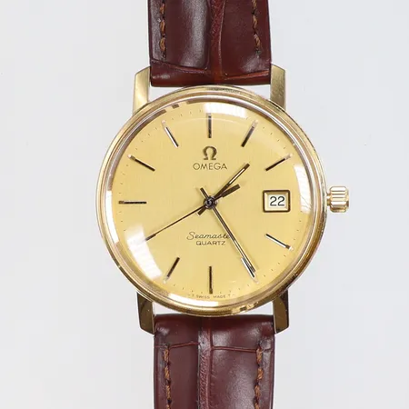 Herrur Omega Seamaster 18K Ø34mm ref nr. 196.4010 snr. 40305190 ca. 1342 quartz (går ej troligen batteribyte), datum, nytt läderband från Hirsch, samt reseetui bruttovikt 43,3g