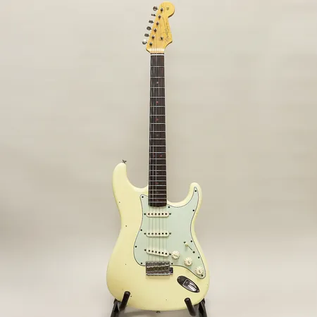 Elgitarr Fender Stratocaster, "63 Strat Journeyman" serienr CZ531958, certifikat 06/20/17 Tom Montgomery Director Custom shop USA, vikt 3,5 kg, hårt originalfodral. Skickas med Bussgods eller PostNord