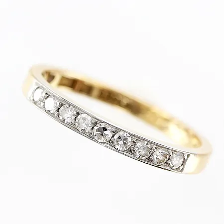 Ring diamanter 8st totalt 0,18ctv enligt gravyr stl:16½ bredd 2mm gravyr 18K.  Vikt: 2,1 g