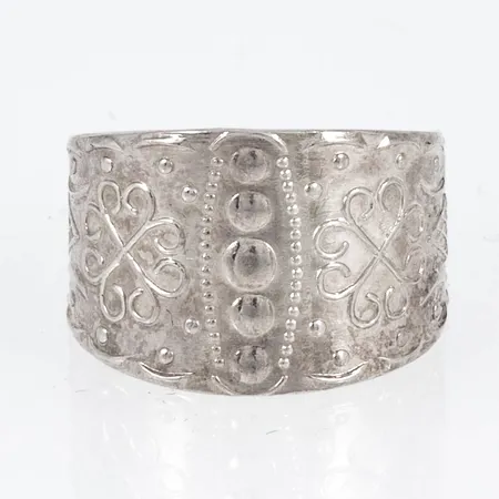 Norrbottensring i silver. Stl:17¾. Bredd 5,5 - 14 mm. Vikt 5,3g 925/1000.